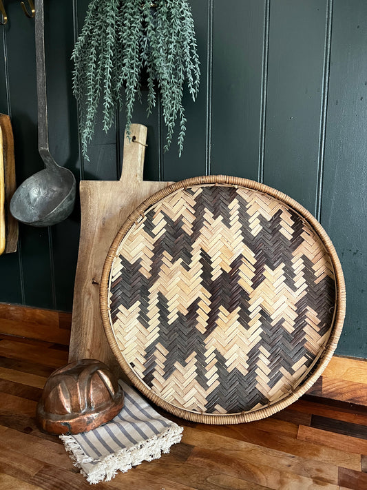 Woven round dog tooth basket