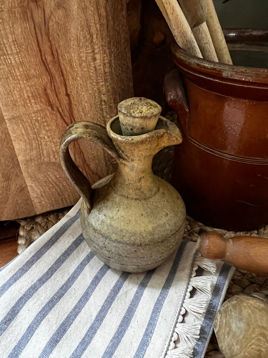 Stoneware pourer