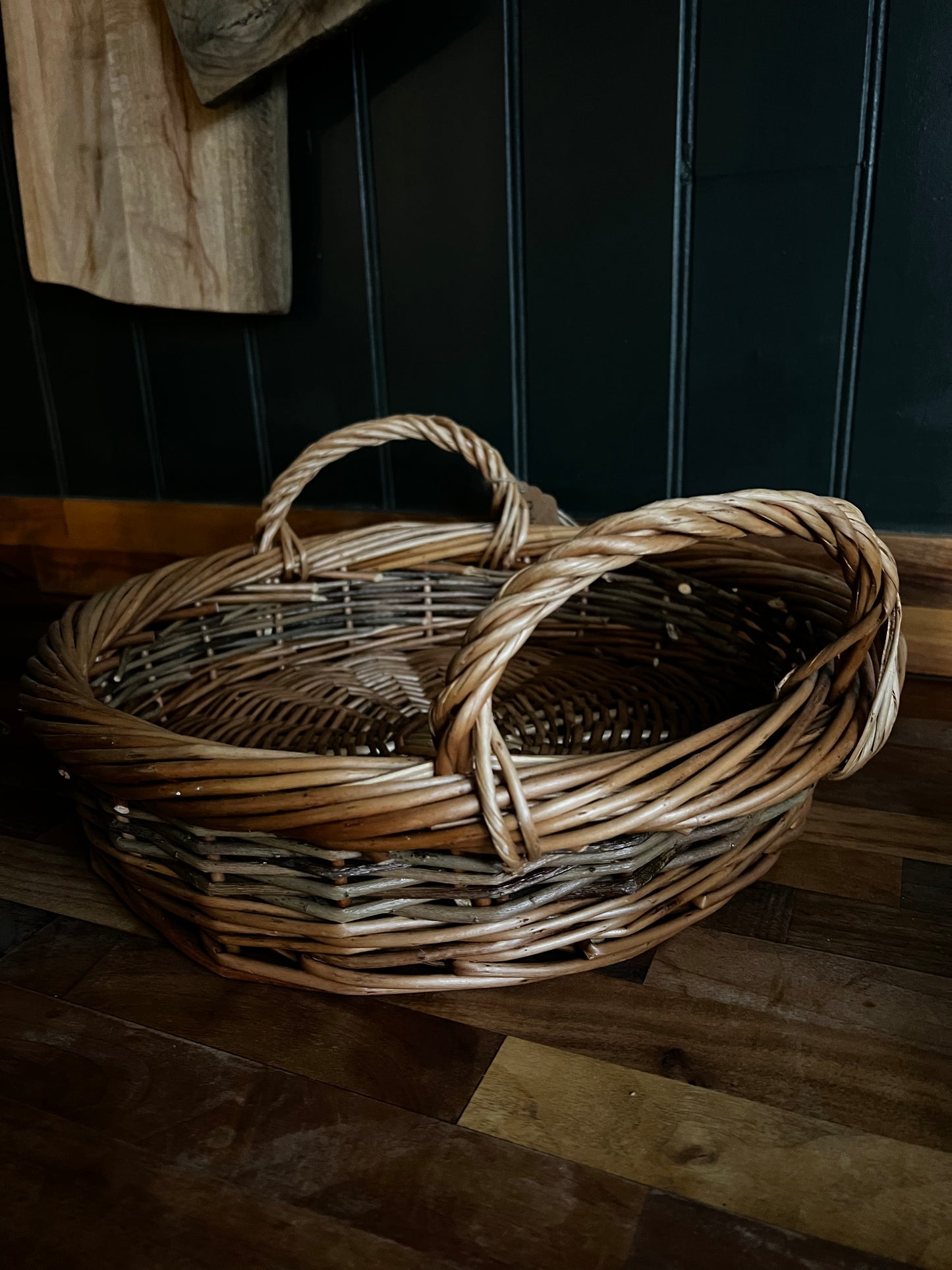 Round woven basket